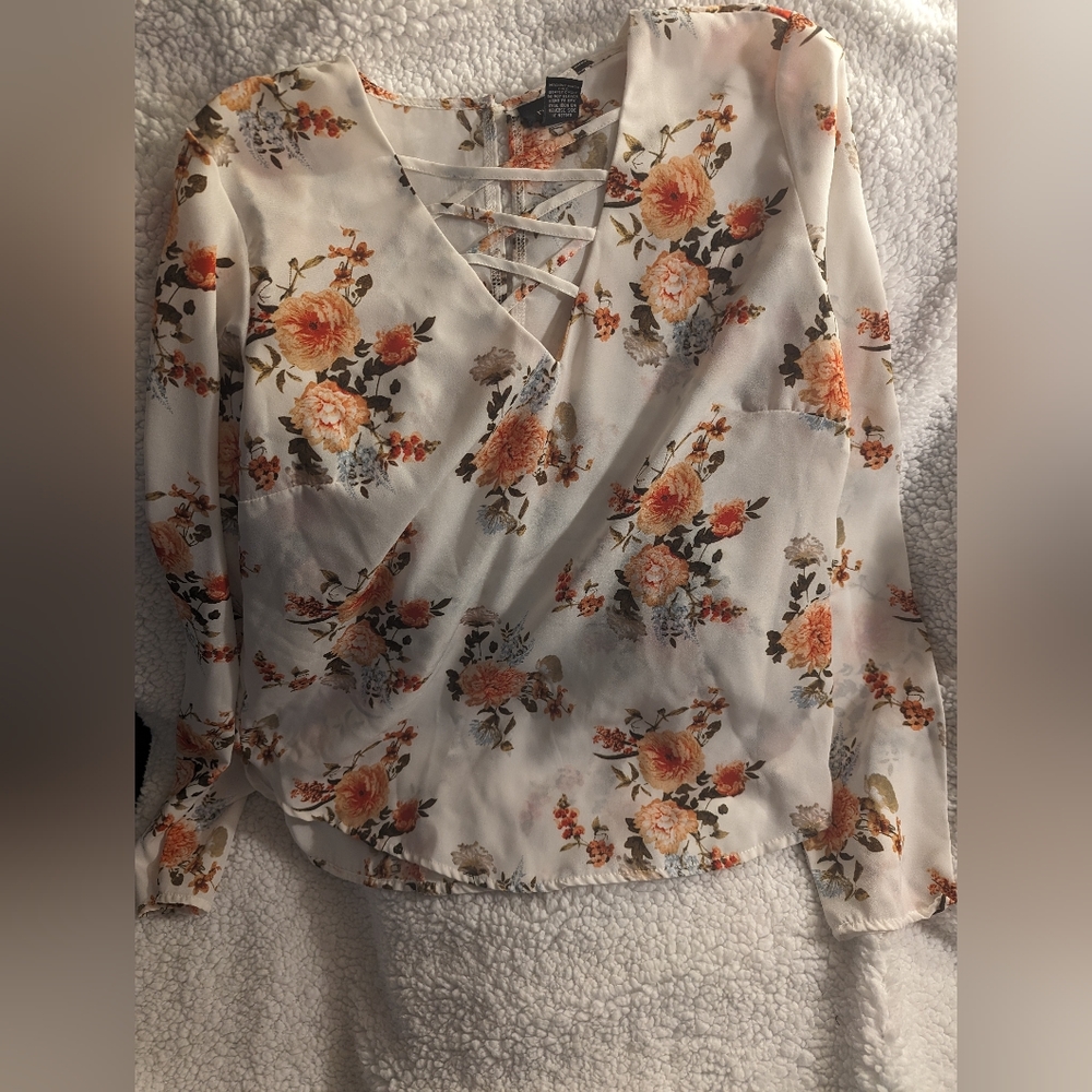 Rue 21 White with peach flowers size S